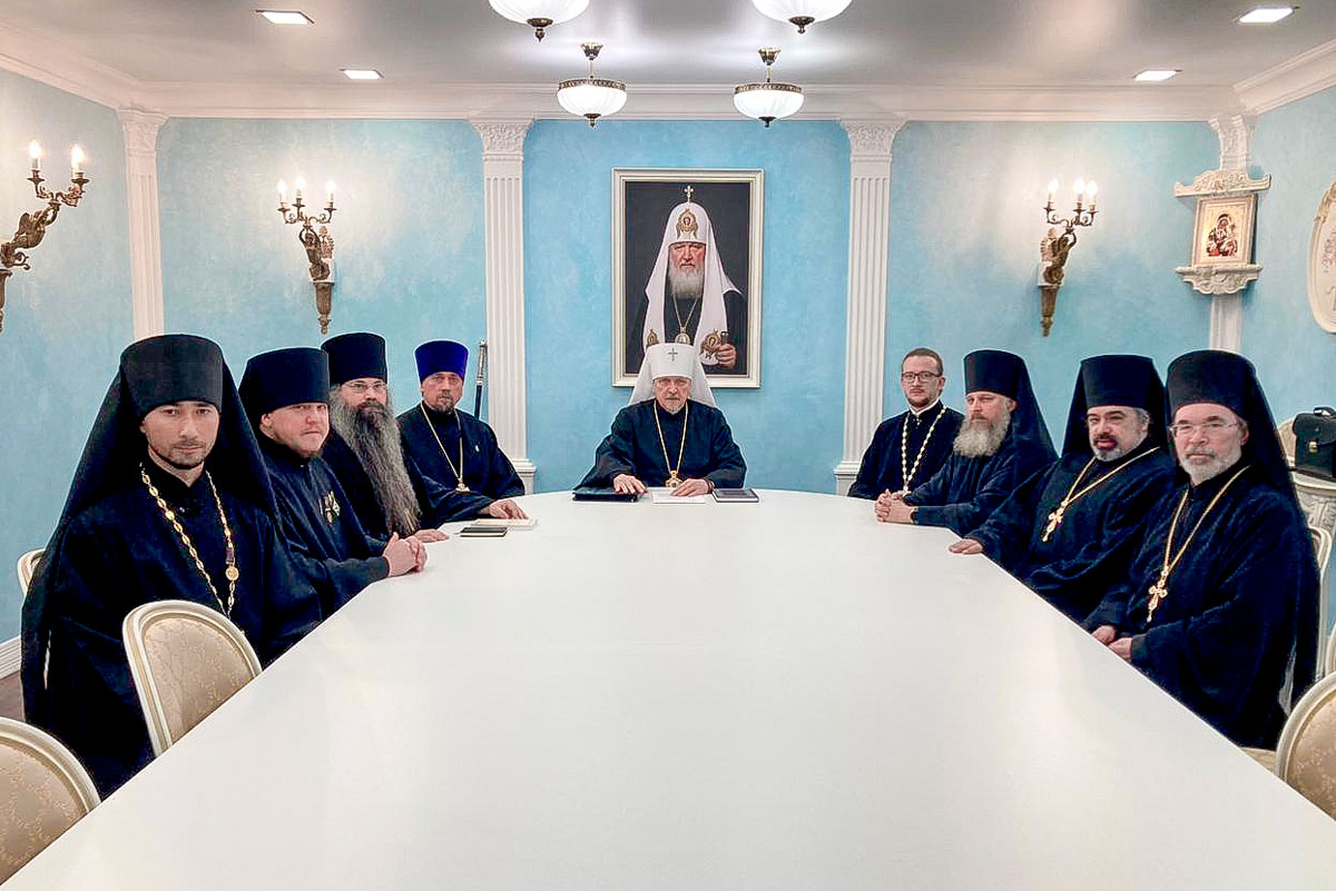 Указом митрополита Митрофана все монашествующие Мурманской епархии приписаны к Феодоритову монастырю