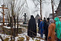 Совершена лития на монастырском кладбище