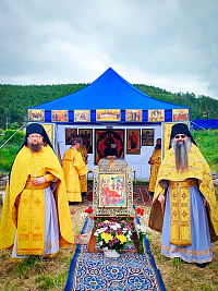 Монашествующие Феодоритова монастыря приняли участие в соборной Литургии на каменном остове древней разорённой обители 